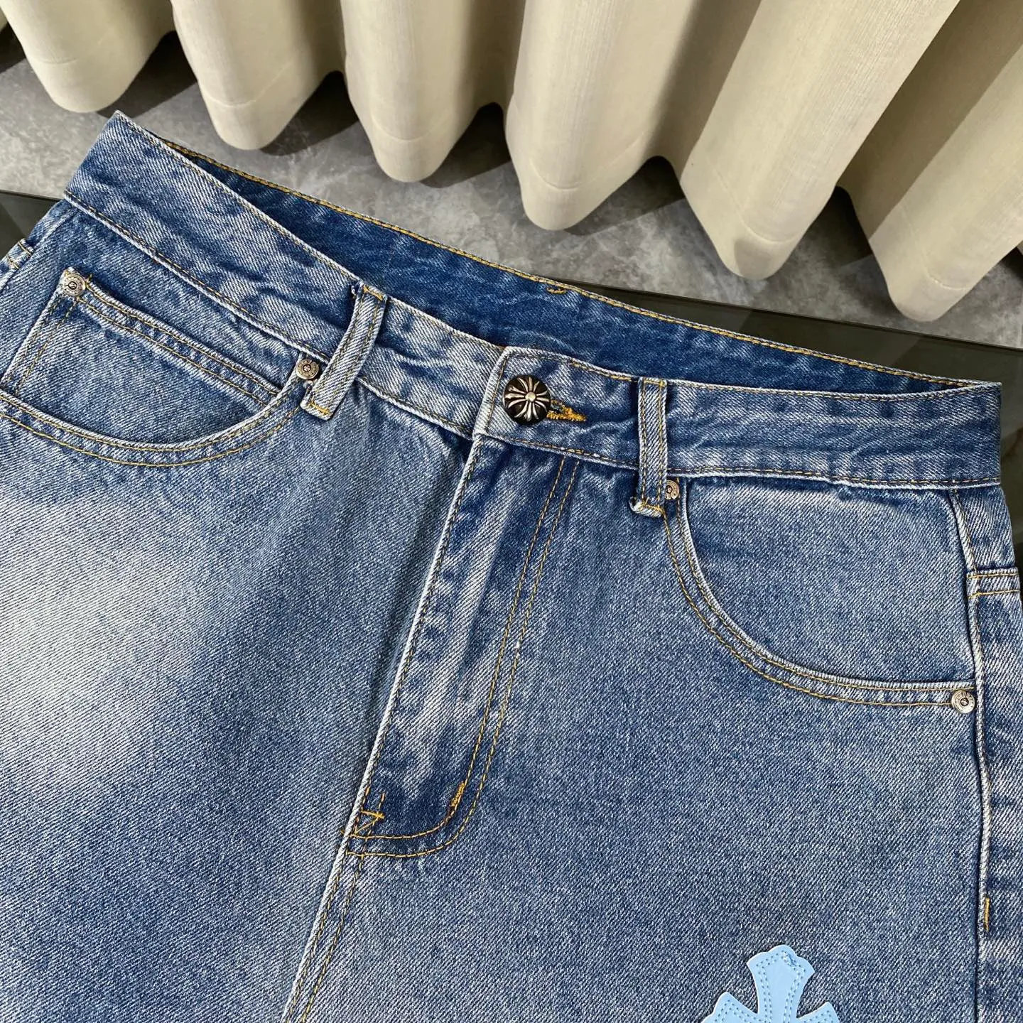 🅿️280 chrome hearts 2025 new city limited leather label jeans vi Top heavy industry fashionable design] Consistent high street luxury style creation. Speaking of this style, the Zangyin family and GU family are definitely among the leading representative brands. Especially the Zangyin family has really achieved a state-of-the-art effect in creating high street style. It is made of unique washed materials. The color system of this model is already quite eye-catching. After it is decorated with patchwork cross flowers, it cleverly highlights the charm of the brand. Secondly, this model uses classic The classic high-waist cutting design highlights the long legs and the fashionable temperament of the upper body. The brand is highly recognizable and the slim fit configuration is more suitable for daily wear. This product is a product that interprets personality, fashion, and specifications at a glance. This single product is enough to make any fan excited. It can be a white T-shirt for youthful preppy style, or a tight sling for royal lady style. It has strong matching ability and can be easily controlled by men.  [Material and craftsmanship] Needless to say, this point goes without saying. As an excellent craftsman brand, Zangyin has really perfect requirements for details and craftsmanship. The washed color of this model has gone through so many processes, not to mention the embellishment of the denim appliqués. It is also purely handmade and sewn. Just like what they believe in, only handmade things have soul and have the meaning of wear. A top-notch heavy-duty fashionable denim item, I look forward to your perfect interpretation! !  Size:28-34